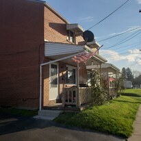 11 W McNutt St in Houston, PA - Building Photo