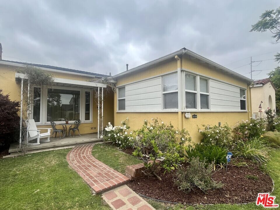 221 W 64th Pl in Inglewood, CA - Building Photo