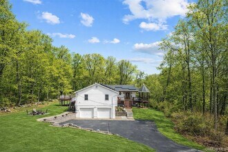 10 Vernon Dr in Carmel, NY - Foto de edificio - Building Photo