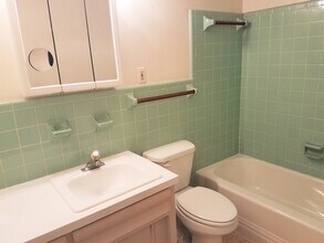 2155 Wood St, Unit A-26 in Sarasota, FL - Building Photo - Building Photo