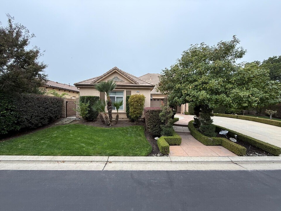 10637 N Lochmoor Ln in Fresno, CA - Building Photo