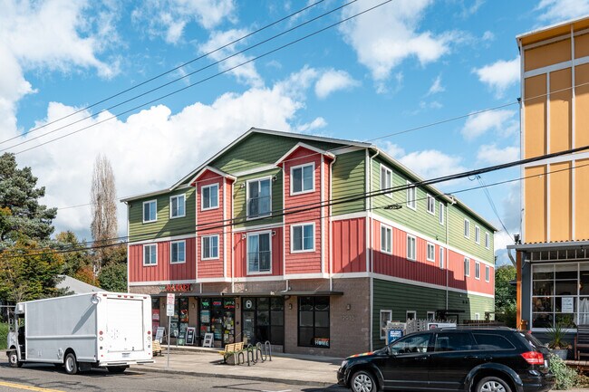 12910 E Marginal Way S in Seattle, WA - Foto de edificio - Building Photo