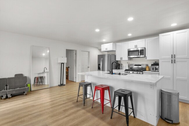 6124 Pembroke Dr in San Diego, CA - Building Photo - Building Photo