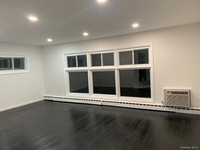 402 Leslie Ln in Uniondale, NY - Building Photo - Building Photo