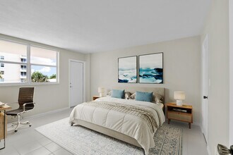 1050 Hillsboro Mile in Hillsboro Beach, FL - Building Photo - Building Photo