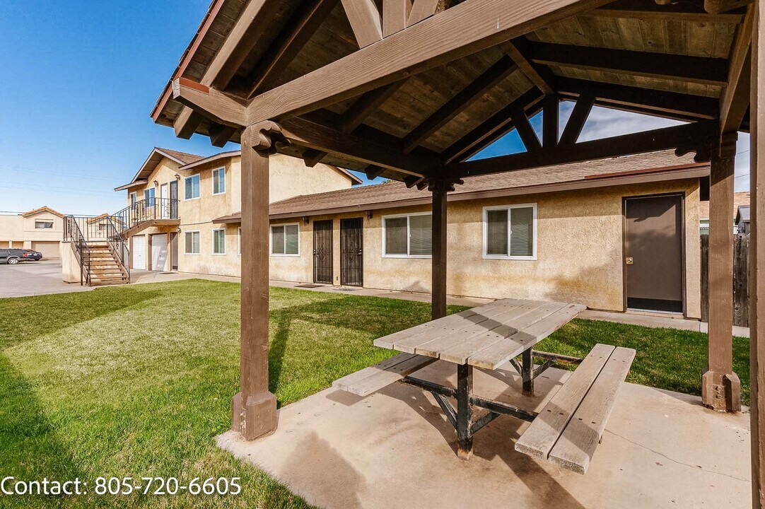 316 E Bunny Ave in Santa Maria, CA - Building Photo
