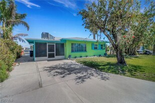 2567 Cay Cove in Matlacha, FL - Building Photo