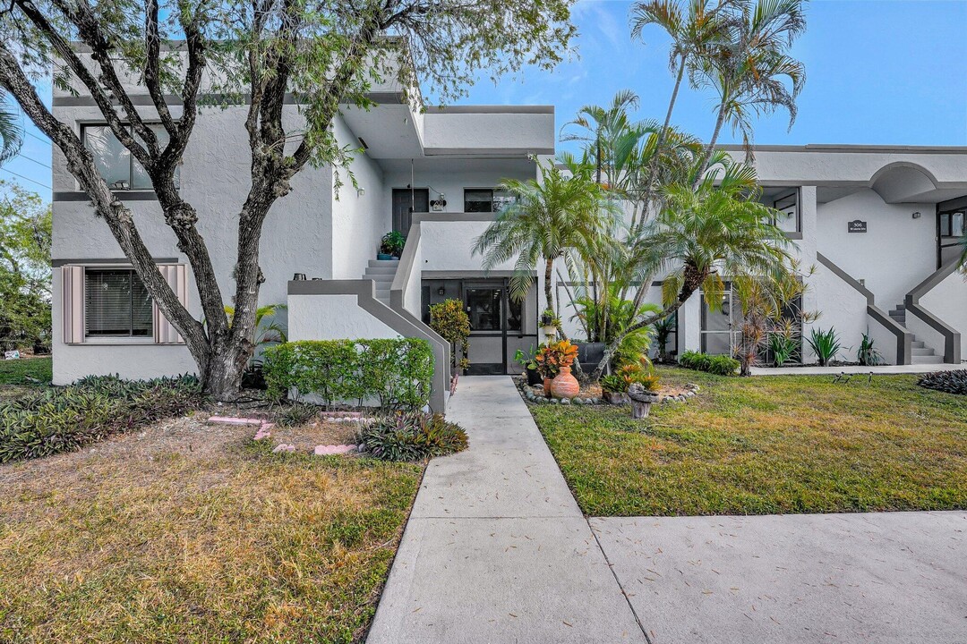 159 Lakeview Dr in Weston, FL - Building Photo