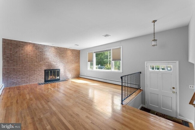 10720 Norman Ave in Fairfax, VA - Foto de edificio - Building Photo