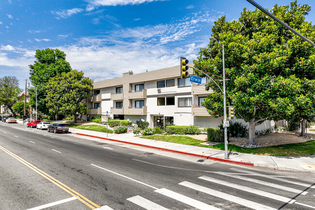 Woodman Place Apartments in Van Nuys, CA - Building Photo - Building Photo