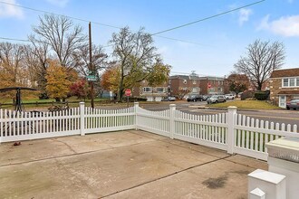 802 Loney St in Philadelphia, PA - Foto de edificio - Building Photo