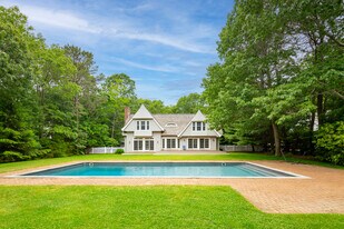 66 W Gate Rd in Wainscott, NY - Building Photo