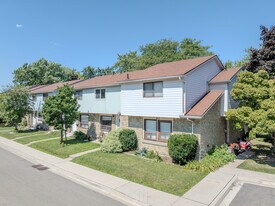 6540 Falconer Dr in Mississauga, ON - Building Photo