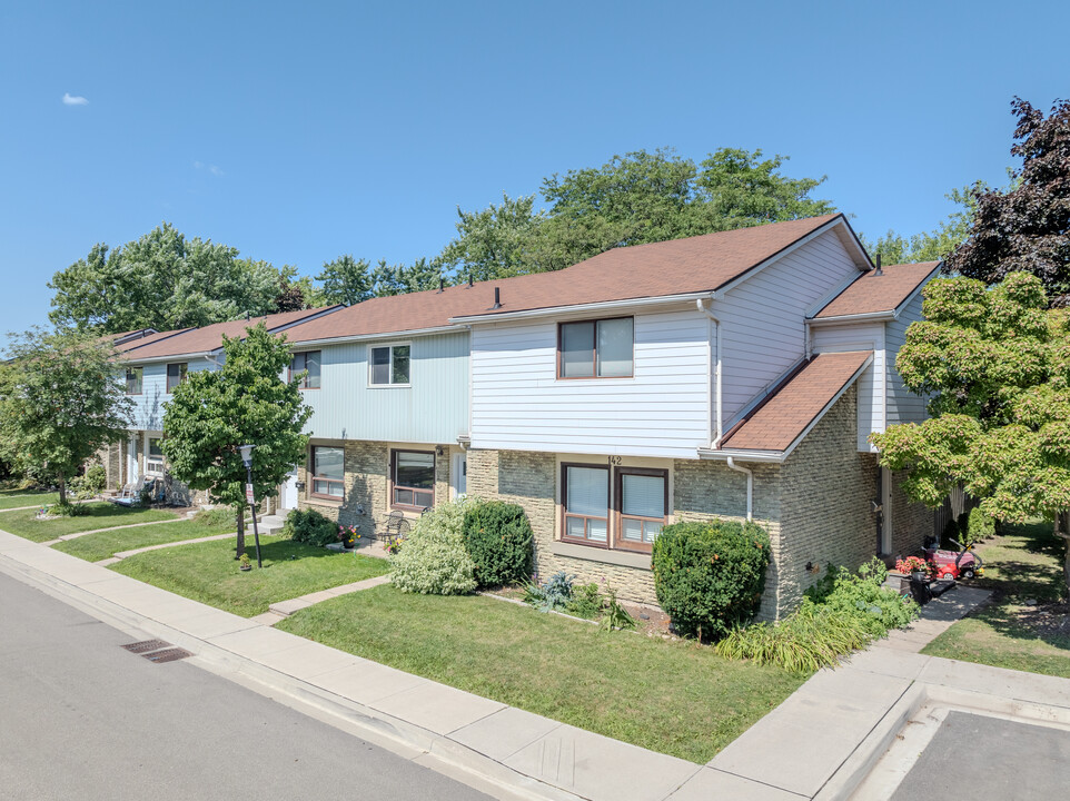 6540 Falconer Dr in Mississauga, ON - Building Photo