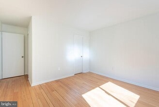 327 Monroe St in Philadelphia, PA - Building Photo - Building Photo