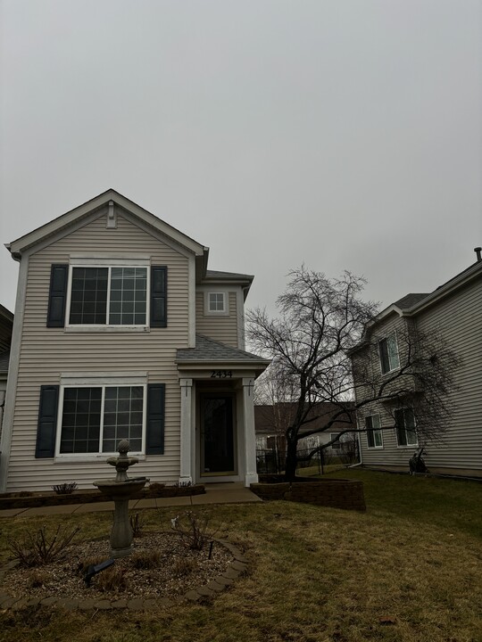 2434 Roxbury Ln in Montgomery, IL - Foto de edificio