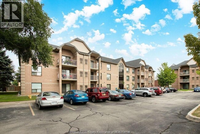 401 Grand Marais Rd W in Windsor, ON - Building Photo - Building Photo