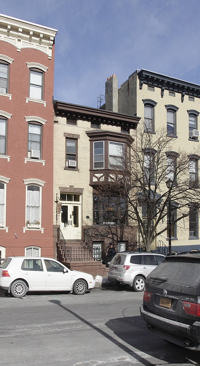 305 Hamilton St