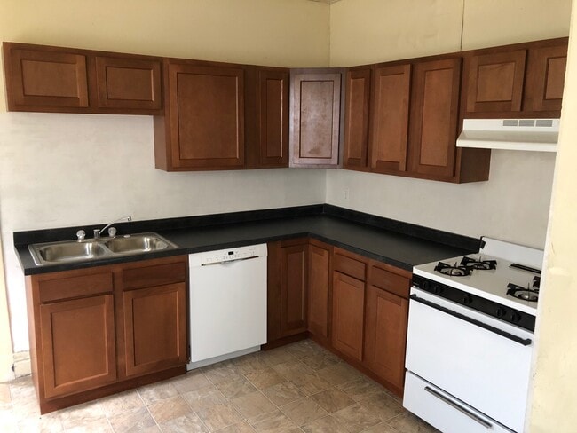 1607 W Main St in Peoria, IL - Building Photo - Building Photo