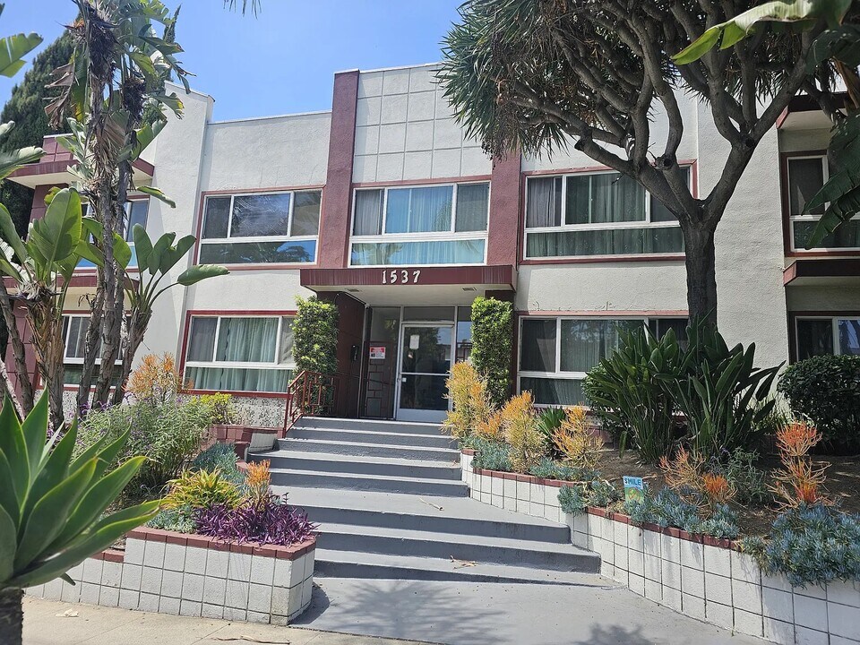 1537 N Laurel Ave, Unit 104A in Los Angeles, CA - Building Photo