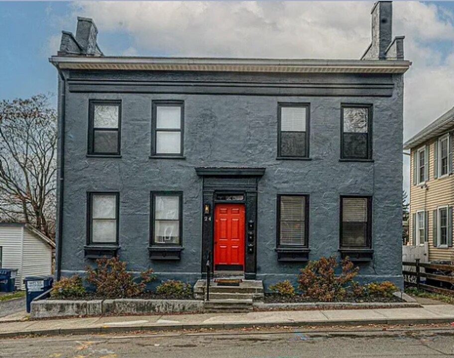 24 McDonald St in Saugerties, NY - Building Photo