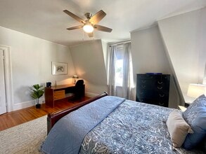 39 Cypress St, Unit 2 in Brookline, MA - Foto de edificio - Building Photo