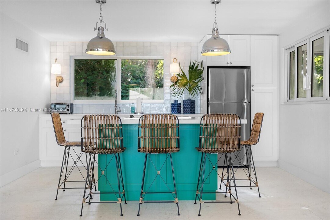 242 Bougainvillea St in Tavernier, FL - Building Photo