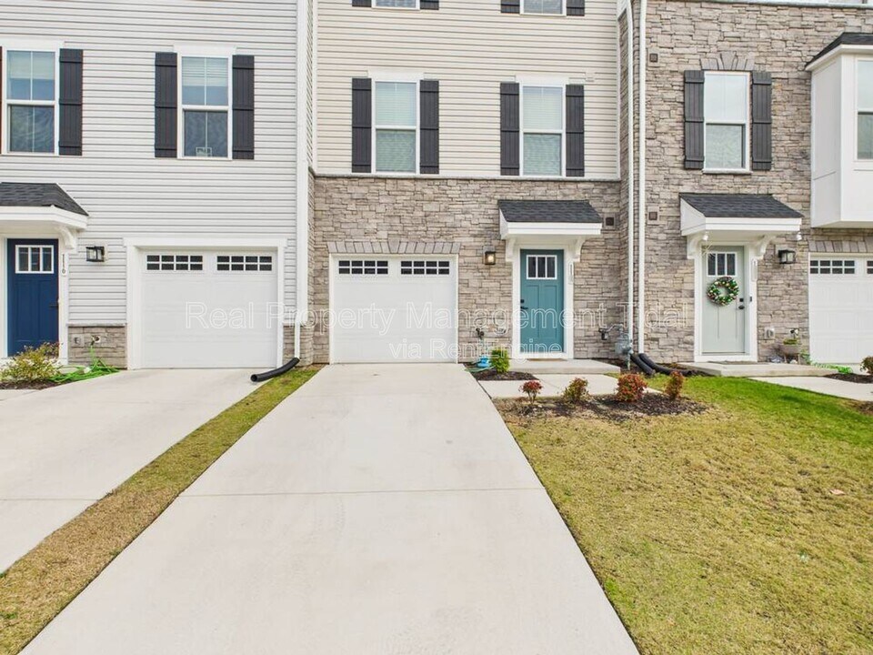 118 Pocosin Path in Poquoson, VA - Building Photo