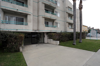 Crenshaw Court Apartments in Los Angeles, CA - Building Photo - Building Photo