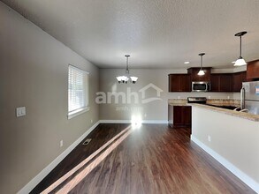 440 Tulip Ave in Woodburn, OR - Foto de edificio - Building Photo