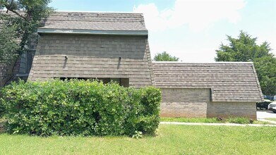 7203 Edenborough Dr in Oklahoma City, OK - Foto de edificio - Building Photo
