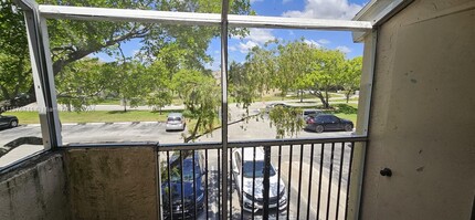 720 Cypress Ln, Unit D9 in Deerfield Beach, FL - Foto de edificio - Building Photo