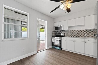 11441 SW 2nd St, Unit 11443 in Miami, FL - Foto de edificio - Building Photo