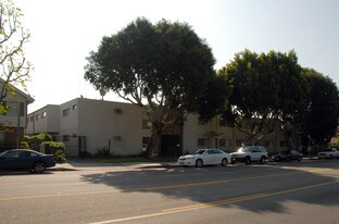 4934 Cahuenga Blvd Apartments