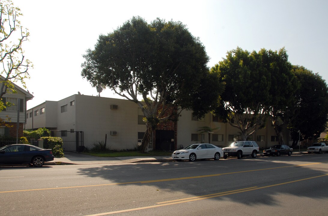 4934 Cahuenga Blvd in North Hollywood, CA - Foto de edificio