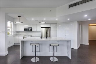 19900 E Country Club Dr, Unit 311 in Aventura, FL - Building Photo - Building Photo