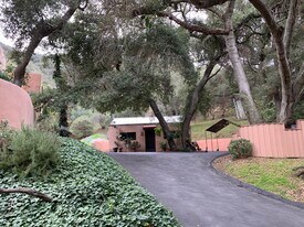1722 Oak Dr in Topanga, CA - Building Photo