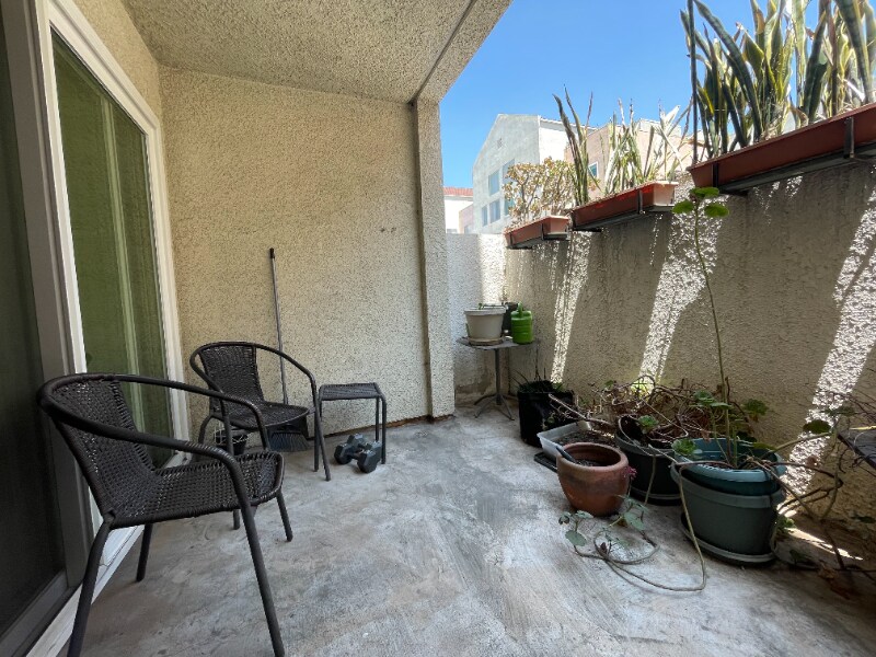 1119 Albany St in Los Angeles, CA - Building Photo