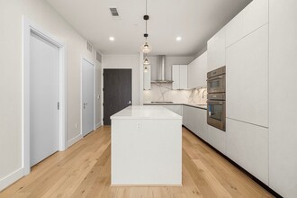 1711 Allen Pkwy, Unit 2105 in Houston, TX - Building Photo - Building Photo