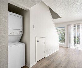 2111 Holly Hall St in Houston, TX - Foto de edificio - Building Photo