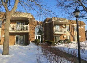 500 N Wilke Rd in Palatine, IL - Building Photo