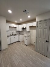 2417 Castroville Rd in San Antonio, TX - Building Photo - Building Photo