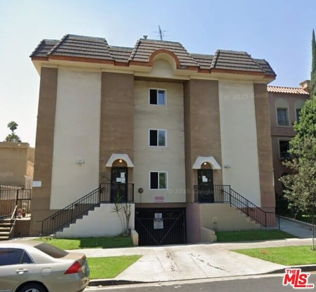 property at 545 S Manhattan Pl