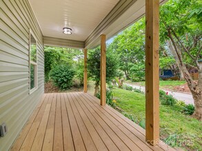 123 Edwards Ave in Swannanoa, NC - Foto de edificio - Building Photo