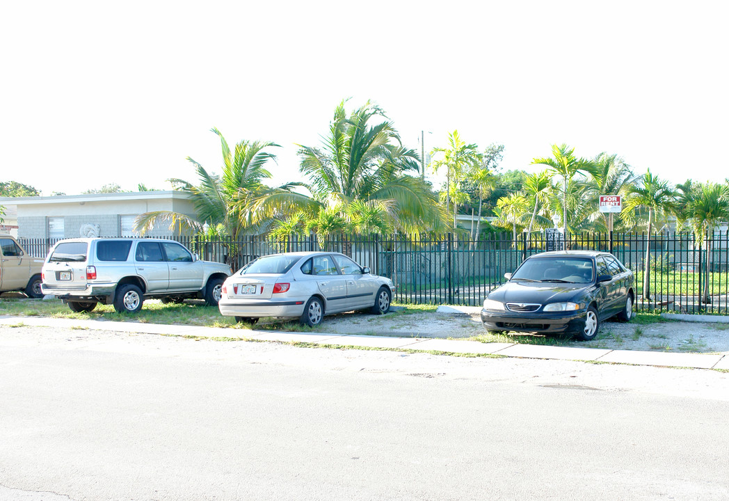 1272-1298 NE 128th St in North Miami, FL - Foto de edificio