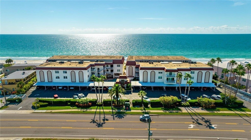 2900 Gulf Blvd, Unit 204 in Belleair Beach, FL - Foto de edificio