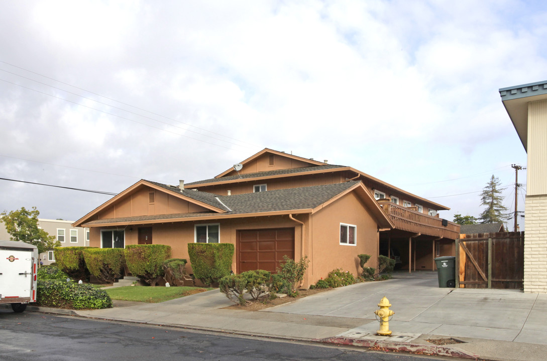 8210 Wren Ave in Gilroy, CA - Building Photo