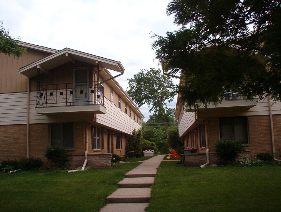 12205 Dearbourn Ave in Wauwatosa, WI - Foto de edificio