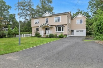 515 Connie Ave in Franklin Lakes, NJ - Foto de edificio - Building Photo