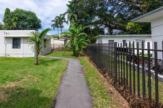 1281 NE 110th St in Miami, FL - Foto de edificio - Building Photo